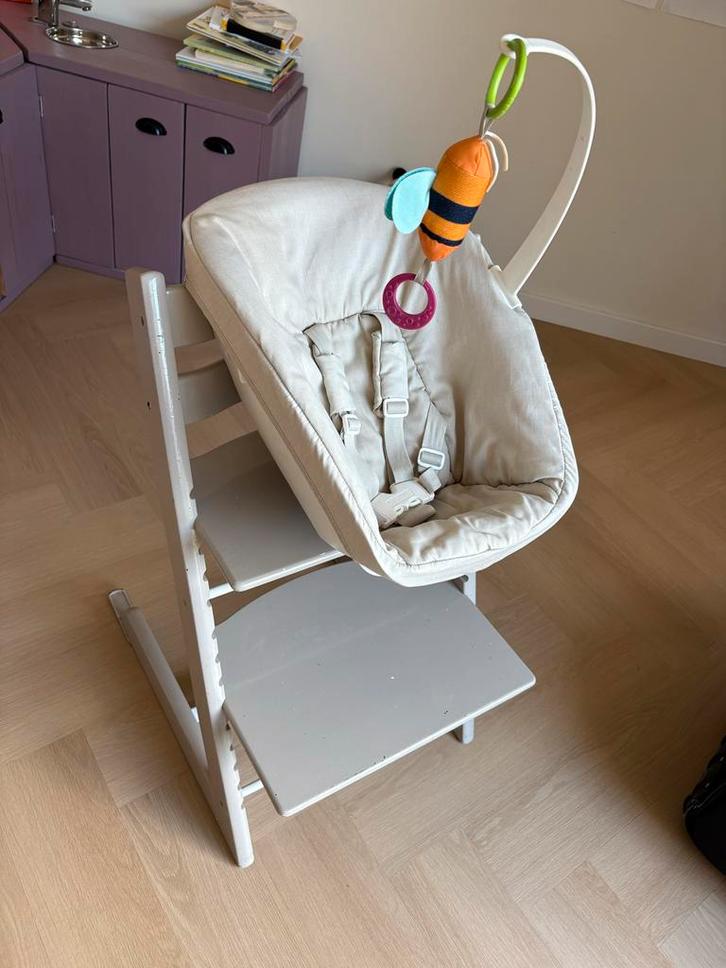 Tripp Trapp stoel beige met newbornset, Kinderen en Baby's, Kinderstoelen, Gebruikt, Meegroeistoel, Gordel(s), Ophalen