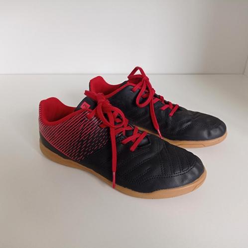 Kipsta voetbalschoenen / gymschoenen zwart / rood maat 36, Kinderen en Baby's, Kinderkleding | Schoenen en Sokken, Gebruikt, Sportschoenen