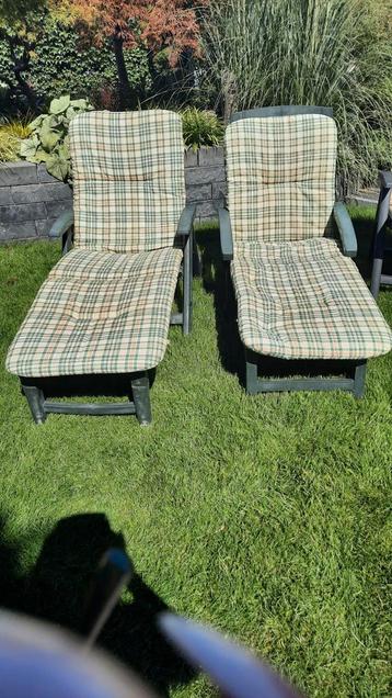 2 groene kunststof ligbedden met kussens beschikbaar voor biedingen