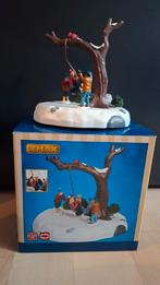 Zgan bewegende schommelband aan boom lemax kerstdorp, Diversen, Kerst, Ophalen of Verzenden, Zo goed als nieuw