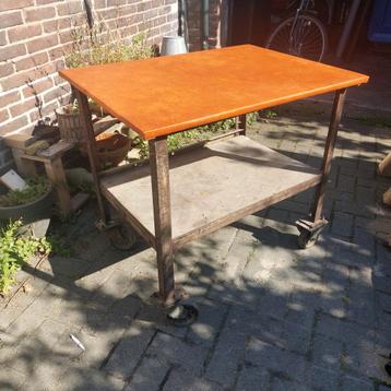 stoere industriële werkbank bijzettafel tafel vintage beschikbaar voor biedingen