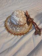 Mooi poppenhoedje met kant en bloem, Ophalen of Verzenden, Zo goed als nieuw, Accessoires