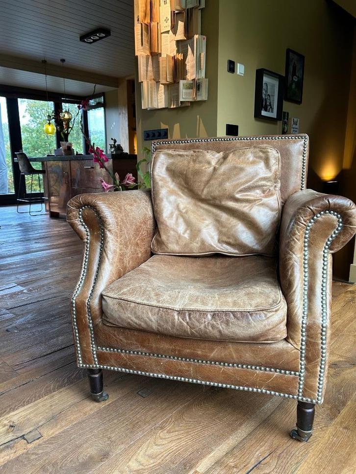 Leren clubfauteuil in Chesterfield-stijl -vintage bruin leer, Huis en Inrichting, Fauteuils, Gebruikt, Leer, 75 tot 100 cm, 75 tot 100 cm