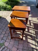 Drie houten vintage salontafeltjes, in elkaar te schuiven, Antiek en Kunst, Antiek | Meubels | Tafels, Ophalen
