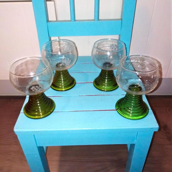Roemer glaasjes met mooie druifrank gravering 1/8L 4 stuks, Huis en Inrichting, Keuken | Servies, Zo goed als nieuw, Glas of Glazen