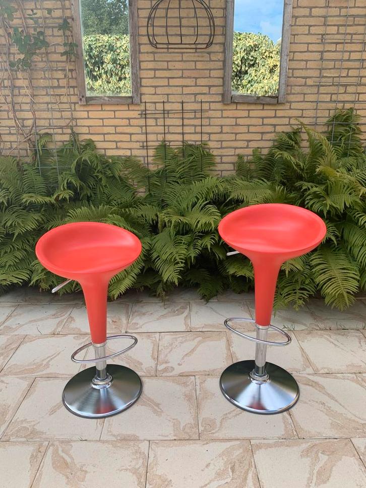 2 Originele Bombo barkrukken rood, Huis en Inrichting, Barkrukken, Zo goed als nieuw, 60 tot 90 cm, Kunststof, Metaal, 2 krukken