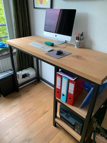Bureau met eiken blad en ijzeren poten. beschikbaar voor biedingen