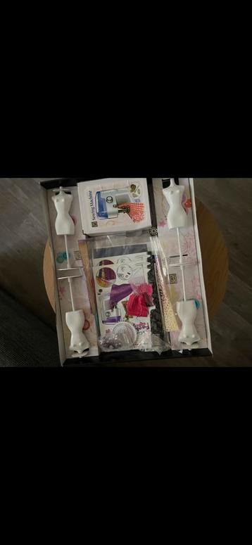 Haute Couture Fashion Show Naaimachine Set beschikbaar voor biedingen