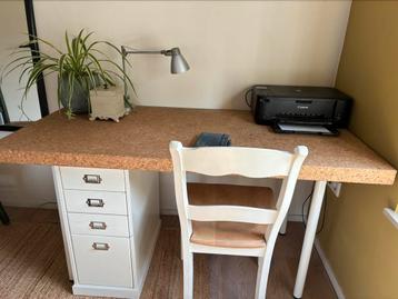 Bureau met kurken blad beschikbaar voor biedingen
