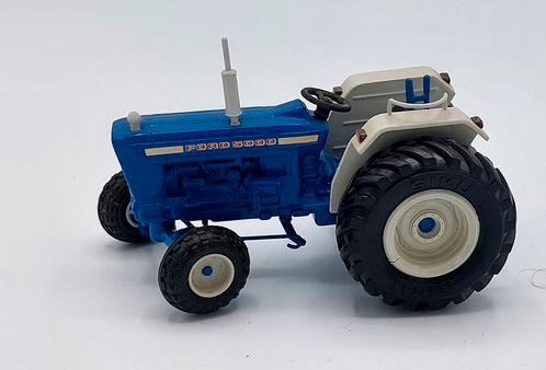 Ford 5000 (Verbouwd), Hobby en Vrije tijd, Modelauto's | 1:32, Zo goed als nieuw, Tractor of Landbouw, Britains, Ophalen of Verzenden