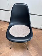Vitra Eames plastic chair DSR zwart chroom onderstel, Huis en Inrichting, Stoelen, Metaal, Design, Gebruikt, Eén