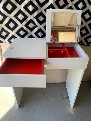 Snoezig wit kaptafeltje met rode laatjes – eye catcher! beschikbaar voor biedingen