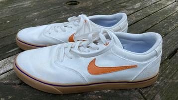 Nike sneakers wit mt 44 beschikbaar voor biedingen