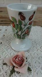 Franse beker met rozenbottels, Porcelaine de Paris, Ophalen of Verzenden