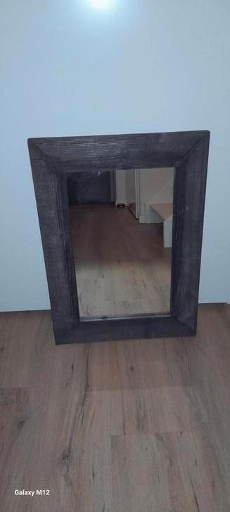 Grote spiegel houten omlijsting beschikbaar voor biedingen