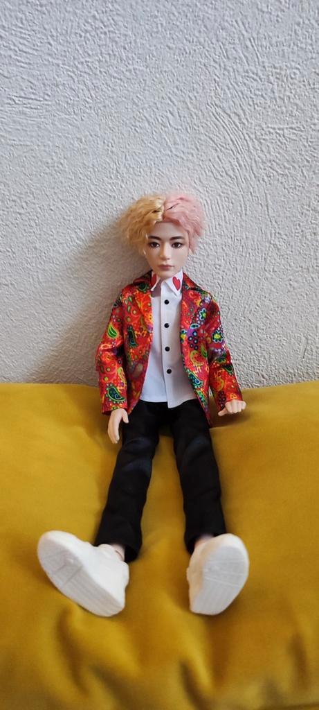 Mattel GKC89 - BTS Idol V figuur, K Pop Merch speelgoed pop, Verzamelen, Poppen, Gebruikt, Pop, Ophalen of Verzenden
