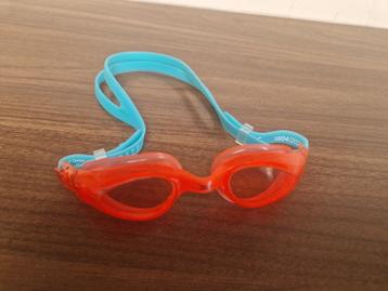 leuke zwembril beschikbaar voor biedingen