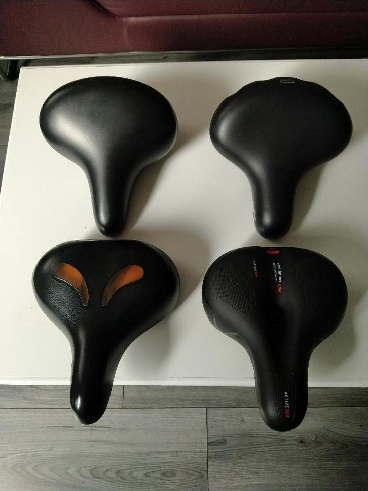 FIETS ONDERDELEN ZADELS DUBBELE STANDART BANDEN, Fietsen en Brommers, Fietsonderdelen, Zo goed als nieuw, Algemeen, Zadel, Ophalen of Verzenden