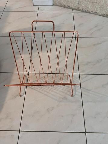 Design krantenrekje, mooie staat beschikbaar voor biedingen