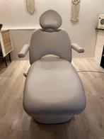 Elektrische behandelstoel wit met lichte gebruikerssporen, Sport en Fitness, Massageproducten, Overige typen, Gebruikt, Ophalen