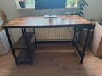 Industrieel bureau met planken, zwart en houten blad, Huis en Inrichting, Bureaus, Ophalen, Zo goed als nieuw