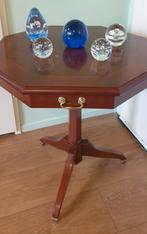 Tafel 8 hoekig kleur notenhout. 65 cm hoog 64 cm doorsnede ., Ophalen