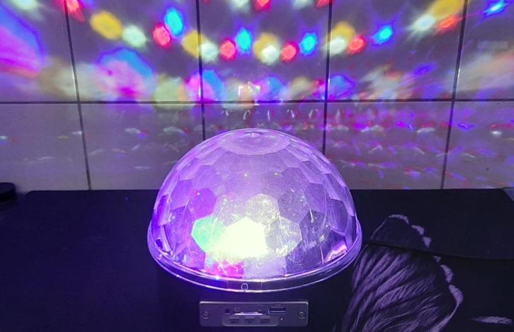 Magic coler ball discolamp,kan ook via USB of SD kaart., Muziek en Instrumenten, Licht en Laser, Gebruikt, Discobol, Geluidgestuurd