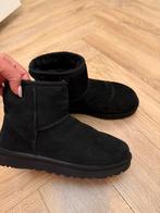 UGG black mini size 37, Kleding | Dames, Schoenen, UGG, Zwart, Ophalen of Verzenden, Zo goed als nieuw