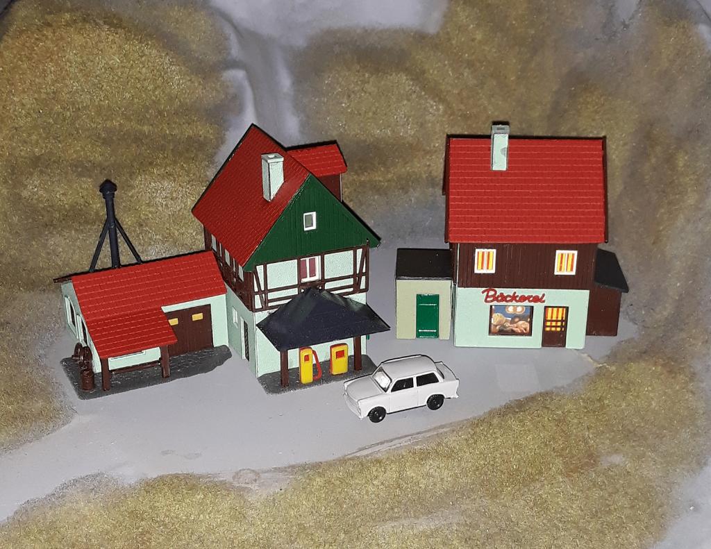 Tankstation met dorps-smederij en bakkerij - Vero 70er jaren, Hobby en Vrije tijd, Modeltreinen | H0, Overige merken, Gelijkstroom of Wisselstroom