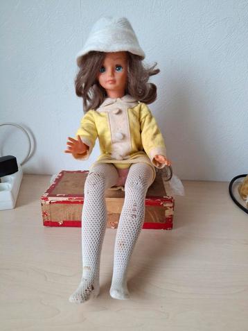 Vintage Pop met Gele Jurk en Hoed beschikbaar voor biedingen
