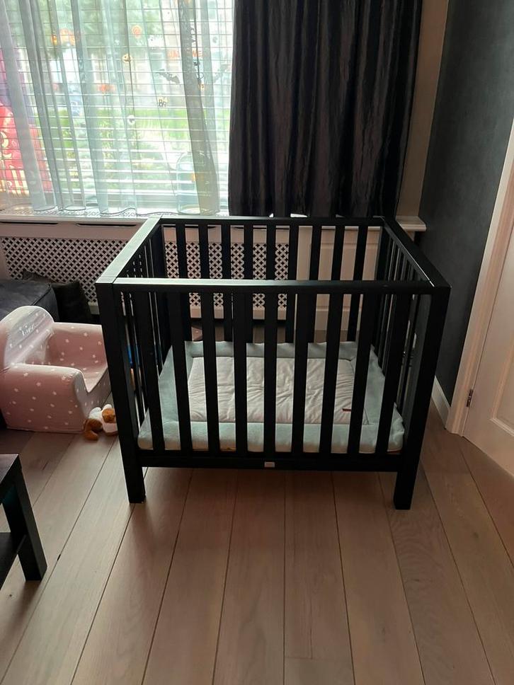 Baby box zwart weinig gebruikt merk TwF, Kinderen en Baby's, Boxen, Gebruikt, Rechthoekig, In hoogte verstelbaar, Boxkleed, Ophalen