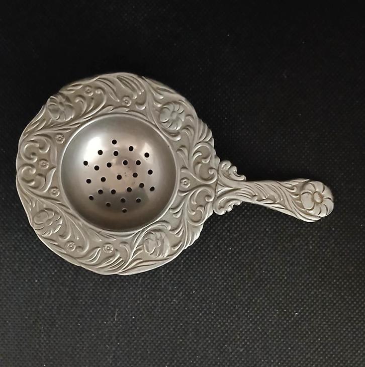 Vintage metalen theezeefje met decoratieve rand, Antiek en Kunst, Antiek | Keukenbenodigdheden, Ophalen of Verzenden