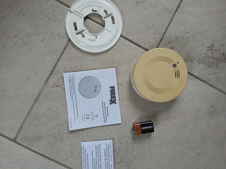 rookmelder 230v koppelbaar (2x), Doe-het-zelf en Verbouw, Alarmsystemen, Gebruikt, Detector, Sensor of Melder, Rook, Draadloos