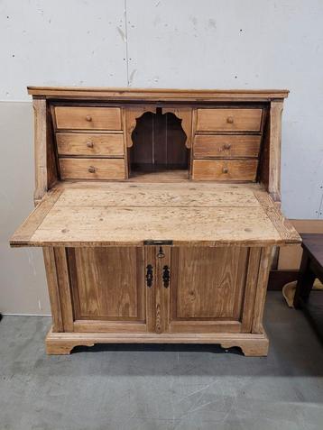 Oud bureautje van hout of secretair beschikbaar voor biedingen