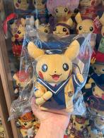 Graduate Pikachu Pokémon Center knuffel, Kinderen en Baby's, Speelgoed | Knuffels en Pluche, Nieuw, Overige typen, Ophalen of Verzenden