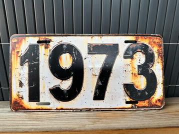 Metalen bord 1973 beschikbaar voor biedingen