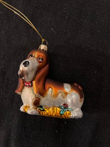 Basset kerstbal beschikbaar voor biedingen