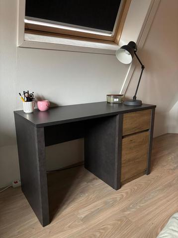 Bureau met lades met kastje en nachtkastje beschikbaar voor biedingen