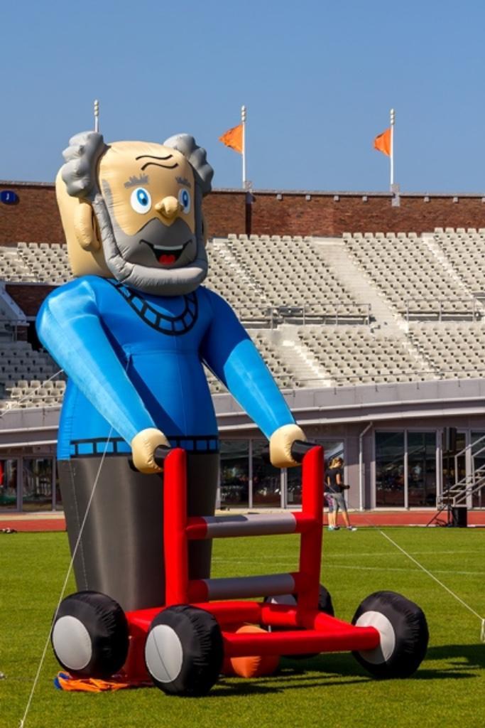 abraham rollator opblaasfiguur opblaaspop feestpop huren, Hobby en Vrije tijd, Feestartikelen | Verhuur, Zo goed als nieuw, Abraham of Sarah