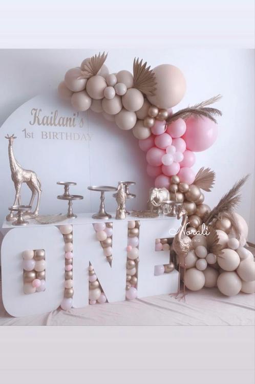 One tafel - verjaardag - sweets tafel - decoratie - verhuur, Hobby en Vrije tijd, Feestartikelen | Verhuur, Zo goed als nieuw