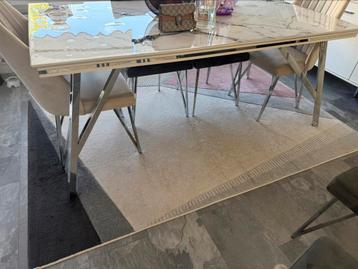 Moderne vloerkleed te koop beschikbaar voor biedingen