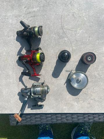 Complete hengelset – 4 hengels, 6 molens + accessoires beschikbaar voor biedingen