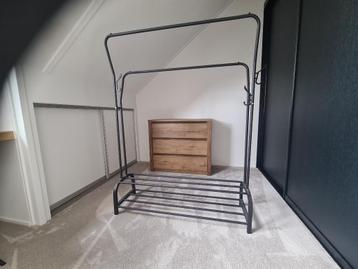Kledingrek beschikbaar voor biedingen