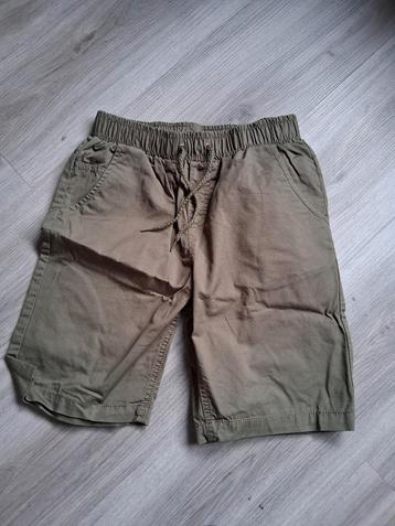 Groene korte broek maat 146/152 - ZGAN beschikbaar voor biedingen