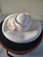 Hoedendoos in zwart en bruin leer met witte trouwhoed, Ophalen