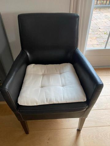 6 Donkerbruine Eetkamerstoelen met Armleuning beschikbaar voor biedingen