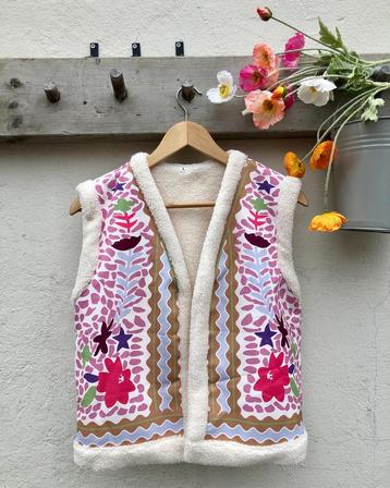 Kleurrijk gilet met bont teddy voering maat M beschikbaar voor biedingen