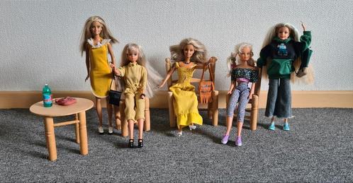 Barbies met meubelset, kleertjes, schoenen en accessoires, Verzamelen, Poppen, Gebruikt, Ophalen of Verzenden