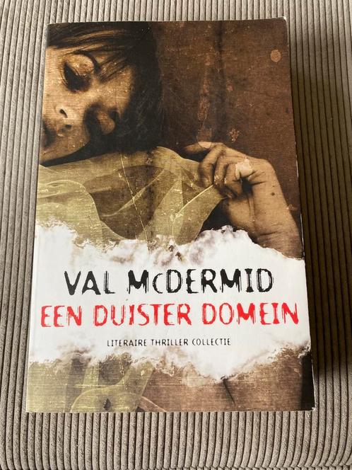 Een duister domein - Val McDermid, Boeken, Thrillers, Zo goed als nieuw, Ophalen of Verzenden
