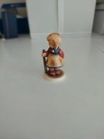 Hummel beeldje - Meisje met konijn #2049/B, Verzamelen, Beelden en Beeldjes, Ophalen of Verzenden, Zo goed als nieuw, Hummel